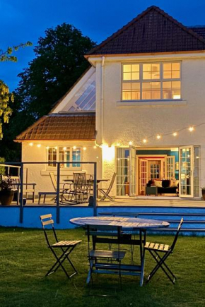 STUNNING LODGE MINUTES FROM THE SEA AND GOLF COURSE